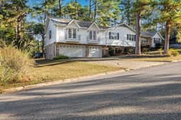 5BR home near University w/ Big Yard & Pool Table - Image 2