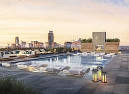Luxury 1BR +Views+Rooftop Pool +Walk To Rainey St.