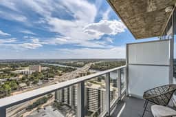 Luxury 1BR +Views+Rooftop Pool +Walk To Rainey St.