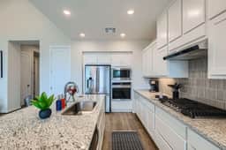Luxury 4BR home 4 min drive to Texas A&M w/ deck