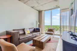 Modern Downtown Condo*Rooftop pool*Top Amenities - Image 2