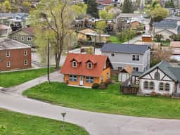 River Road Cottage · 2BR Near Trails & Downtown - Image 2