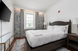 Sonoma Stonehouse Retreat • Chic King Room
