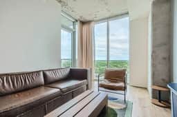 Spacious 1 BR condo *Amazing views* Pool* Kitchen
