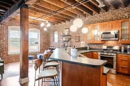 The Loft on Main, Penthouse Loft near Main Street - Image 2