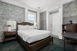 Wine Country Luxury King Room in Boutique Hotel