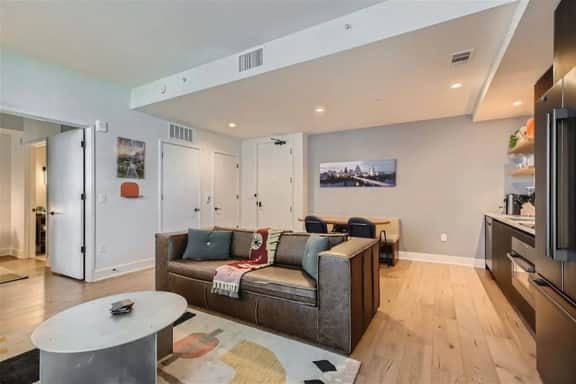 2BD Condo-Rainey St-Best views-RT Pool