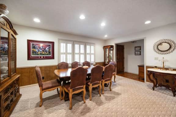 5BR home near University w/ Big Yard & Pool Table
