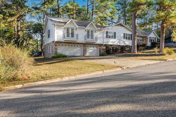 5BR home near University w/ Big Yard & Pool Table - Image 2