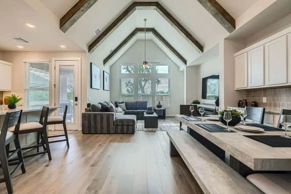 Luxury 4BR home 4 min drive to Texas A&M w/ deck - Image 2