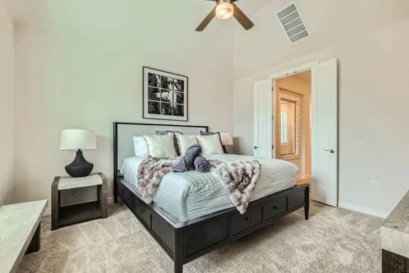 Luxury 4BR home 4 min drive to Texas A&M w/ deck