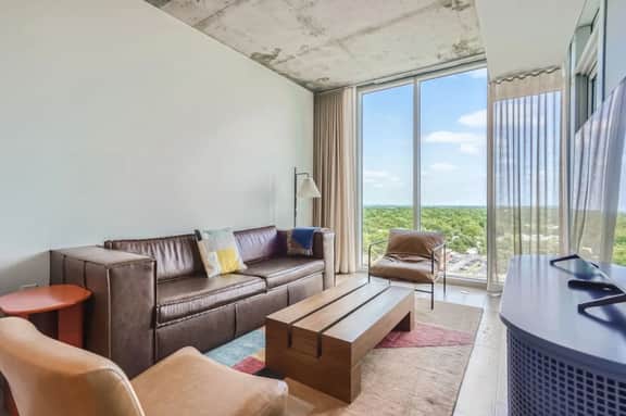 Modern Downtown Condo*Rooftop pool*Top Amenities - Image 2