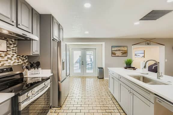 New Sunrise Sanctuary, 4BR home w/ pool & jacuzzi