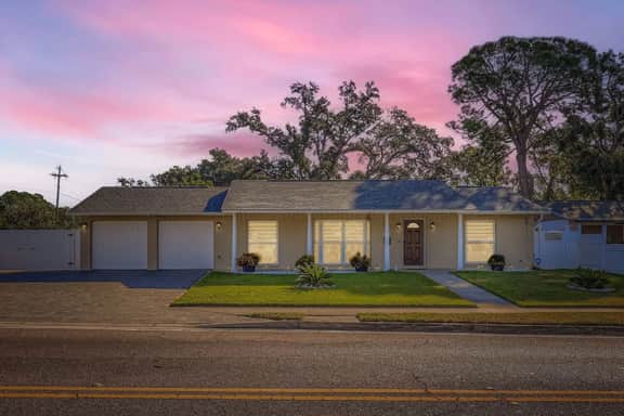 New Sunrise Sanctuary, 4BR home w/ pool & jacuzzi