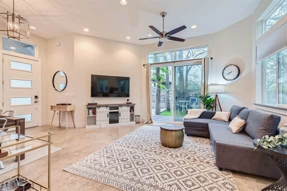 Off the hook in Austin +Chic 2BR Retreat + Firepit