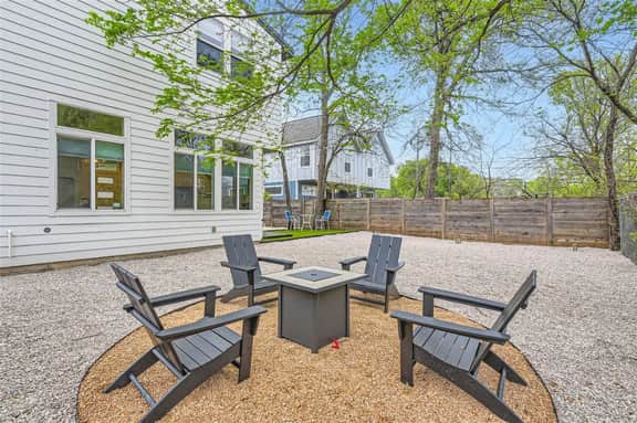 Off the hook in Austin +Chic 2BR Retreat + Firepit