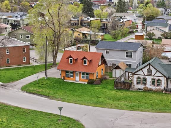 River Road Cottage · 2BR Near Trails & Downtown - Image 2