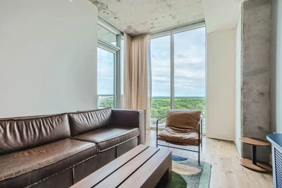 Spacious 1 BR condo *Amazing views* Pool* Kitchen