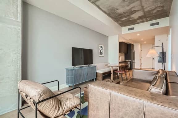 Spacious 1 BR condo *Amazing views* Pool* Kitchen