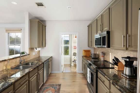 The Lamar Lookout + 3BR + Skyline Views in Austin