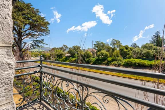 Wine Country Escape • Boutique Hotel, 1BR Queen - Image 2