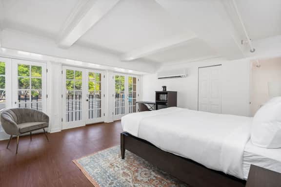 Wine Country Luxury King Room in Boutique Hotel