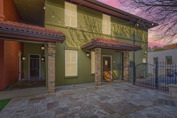 3BR condo w/ balcony & park views - Image 1