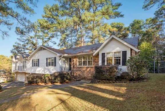 5BR home near University w/ Big Yard & Pool Table - Image 1