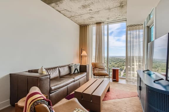 Luxury 1BR +Views+Rooftop Pool +Walk To Rainey St.