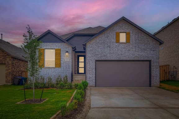 Luxury 4BR home 4 min drive to Texas A&M w/ deck - Image 1
