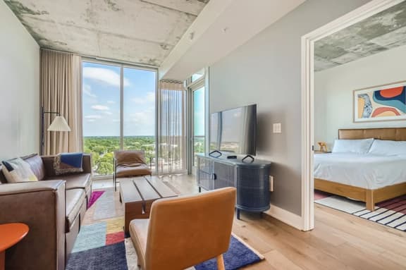 Modern Downtown Condo*Rooftop pool*Top Amenities - Image 1