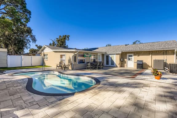 New Sunrise Sanctuary, 4BR home w/ pool & jacuzzi - Image 1
