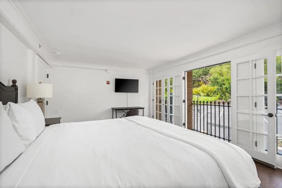 Private King Room, Wine country Sonoma Stonehouse - Image 1