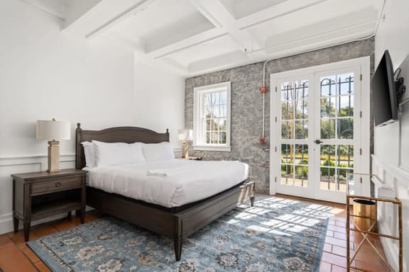 Sonoma Stonehouse Hotel, Wine Country Vibes - Image 1