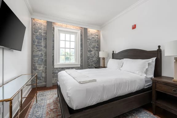 Sonoma Stonehouse Wine Country Vibe Chic King Room - Image 1