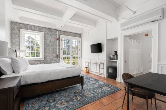 Sonoma Stonehouse, King room w/ Private Patio - Image 1