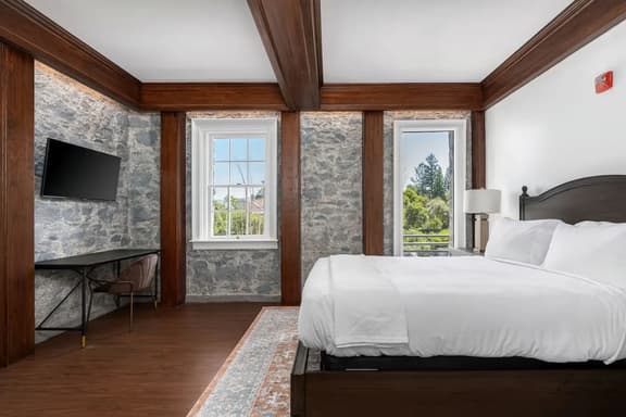 Sonoma Wine Country Escape • 1BR Queen Room - Image 1