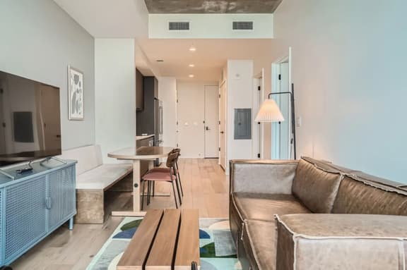 Spacious 1 BR condo *Amazing views* Pool* Kitchen - Image 1