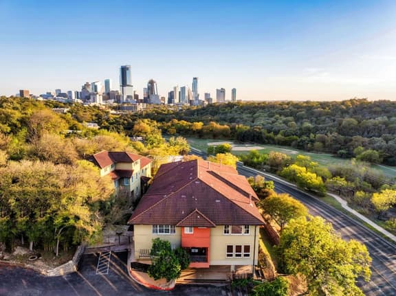 The Lamar Lookout + 3BR + Skyline Views in Austin - Image 1