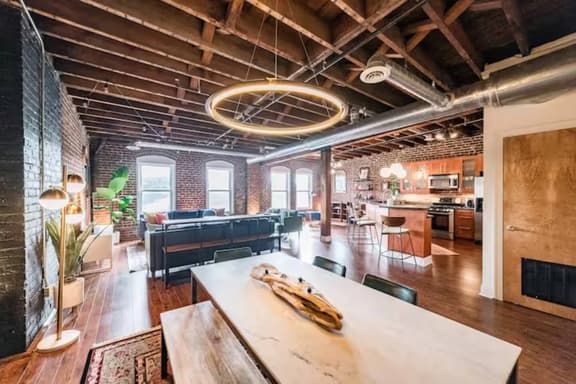 The Loft on Main, Penthouse Loft near Main Street - Image 1