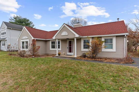 Willow Haven 2BR Cozy Retreat, Close to Hartford