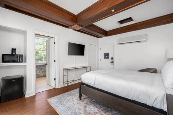 Wine Country Escape • Boutique Hotel, 1BR Queen - Image 1