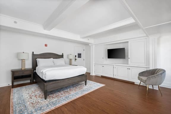 Wine Country Luxury King Room in Boutique Hotel - Image 1